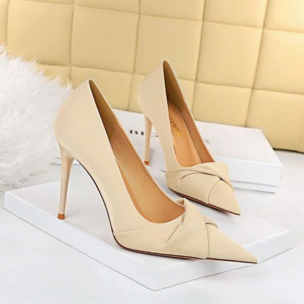Spring and Summer New Black Pointed Bow High Heels for Women's Fine Heels, Professional Design, Temperament, and Large Size Single Shoes 