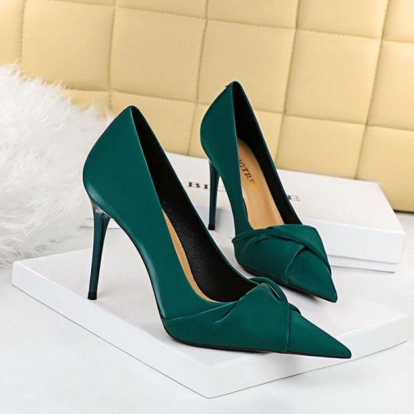 Spring and Summer New Black Pointed Bow High Heels for Women's Fine Heels, Professional Design, Temperament, and Large Size Single Shoes 