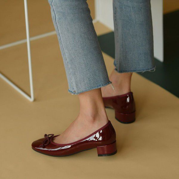 Small leather shoes, Japanese style, sweet bow tie...