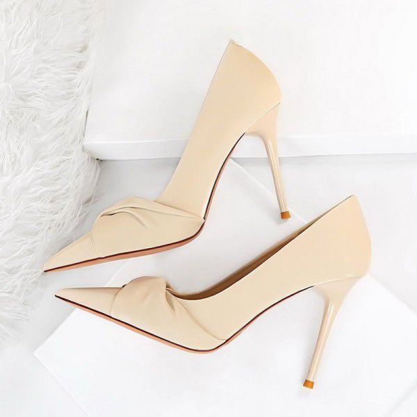 Spring and Summer New Black Pointed Bow High Heels for Women's Fine Heels, Professional Design, Temperament, and Large Size Single Shoes 