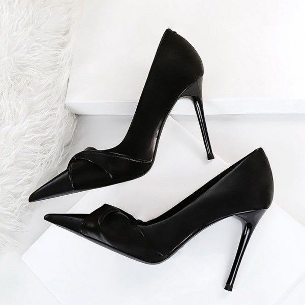 Spring and Summer New Black Pointed Bow High Heels for Women's Fine Heels, Professional Design, Temperament, and Large Size Single Shoes 