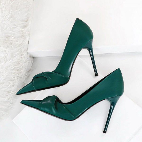 Spring and Summer New Black Pointed Bow High Heels...