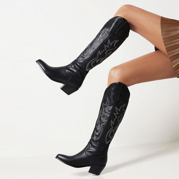 Women's high heeled pointed knights' boots are below the knee, and long boots appear thin and tall. Long boots 