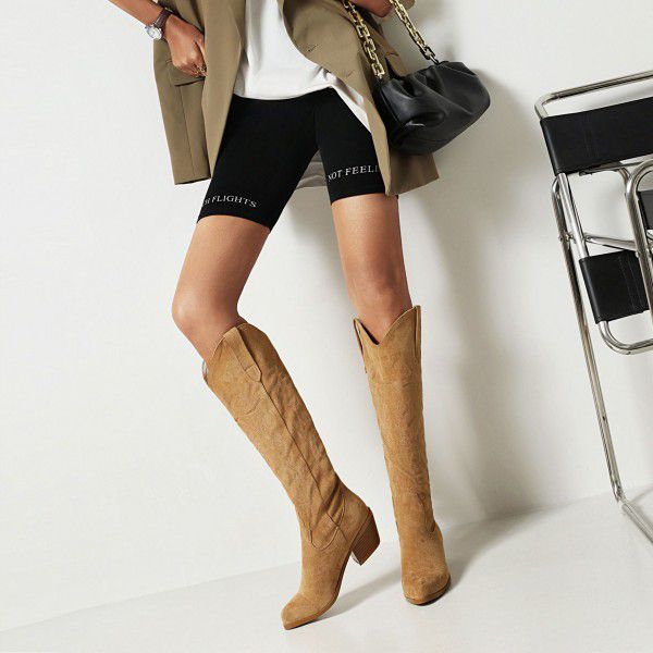 Women's high heeled pointed knights' boots are below the knee, and long boots appear thin and tall. Long boots 