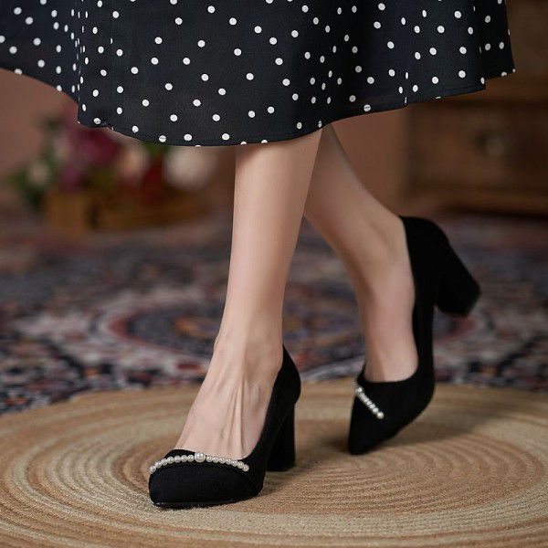 Large size high heels, women's thick heels, pointed pearls, women's single shoes, small size versatile, shallow cut suede, black 