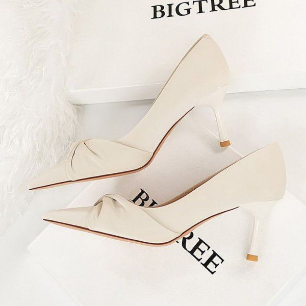 Spring and Summer New Black Pointed Bow High Heels for Women's Fine Heels, Professional Design, Temperament, and Large Size Single Shoes 