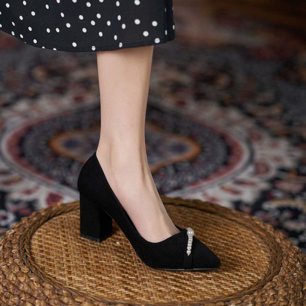 Large size high heels, women's thick heels, pointed pearls, women's single shoes, small size versatile, shallow cut suede, black 
